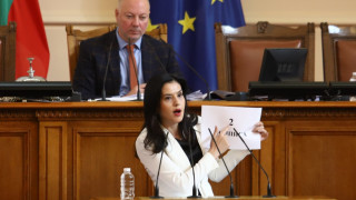 Тя успя! 129 депутати преди малко предадоха Кирил Петков на ДАНС и МВР за мегаафера!