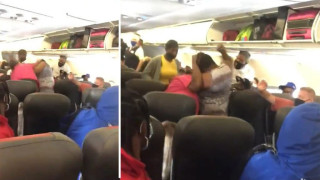 Масов бой в… самолет, вижте защо (ВИДЕО)
