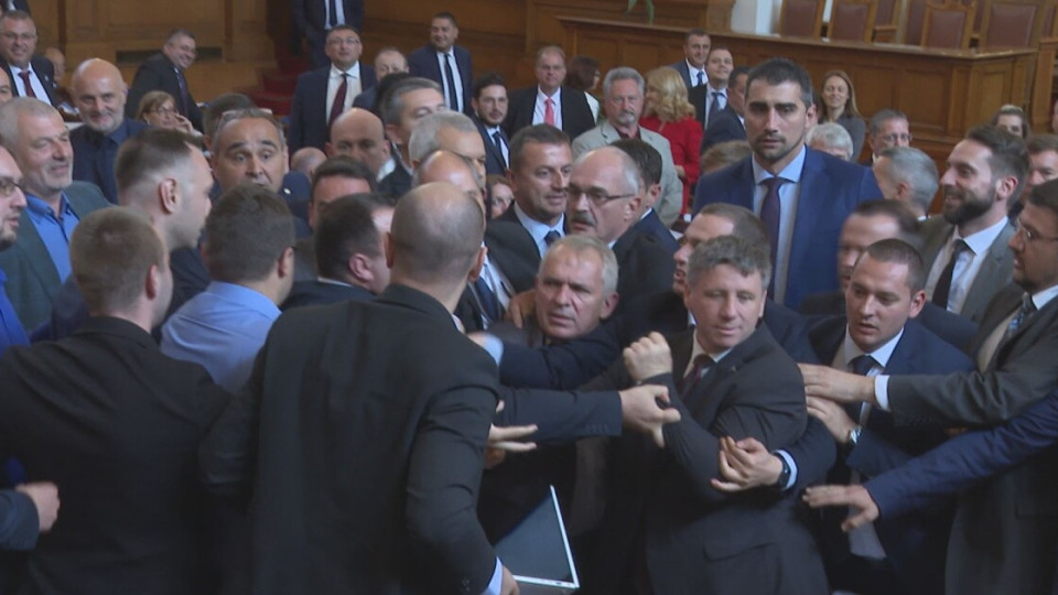 Защо депутати от ПП се сбиха в парламента