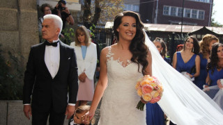 Деница на Волен Сидеров се забавлява с чужд мъж (Фото факт)