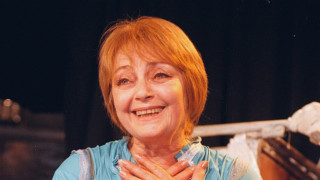 20 години след смъртта й: Забравиха Невена Коканова (Гробът й обрасна в бурени - Фото)