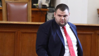 Делян Пеевски помогна на малко дете да проходи нормално! (ВИДЕО)