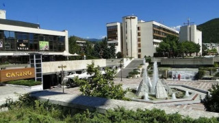 УНИКУМ: Две мацки го направиха в центъра на Благоевград! (минувачите са потресени - ШОК СНИМКИ)