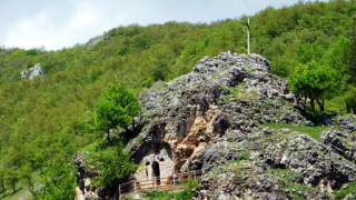 Света Петка прави чудеса и лекува в скален параклис над Трън! (само си помислете нещо - ВИДЕО)