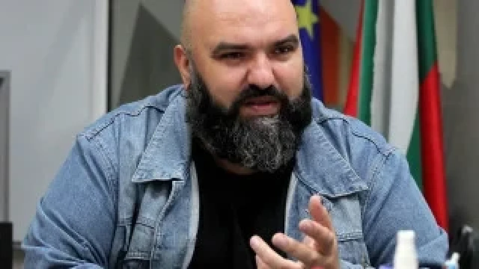 Музикантът Венци Мицов е бесен, обяви българите за малоумни! (виж тук)
