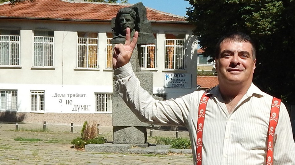 ПОГРОМ: Журналист се изпика върху българското знаме! (ето цялото ВИДЕО и безумната му идея)