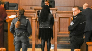 ПРЕДИ МИНУТИ: Младата Цвета, причинила ужаса с автобуса край Вакарел, изригна в съда! (виж я тук - МНОГО СНИМКИ)