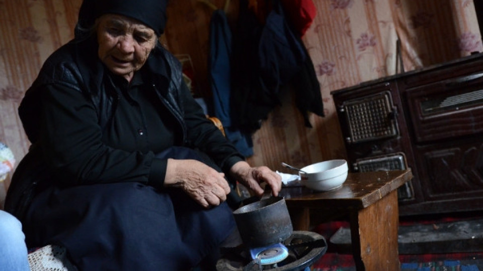 Баба Кана от село Мезек: Оловото е феномен, голяма му е силата! (много хора търсят старицата, която гони болестите)
