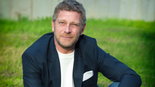 Скандал в Народния: Снимка на Юлиан Вергов без гащи потресе всички! (виж какви ги върши доц. Банков в тоалетната - ФОТО)