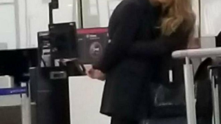 Фото взрив: Плевнелиев награби Деси Банова на летище "Хийтроу"! (виж как я целува - ПАПАРАШКИ СНИМКИ)