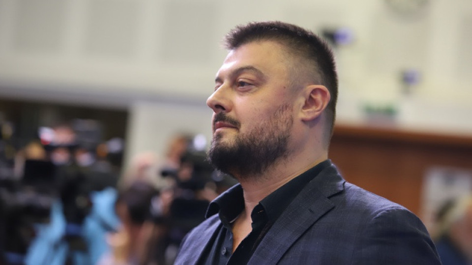 Скандал: Николай Бареков с шокираща гавра с министър Каракачанов! (виж тук)