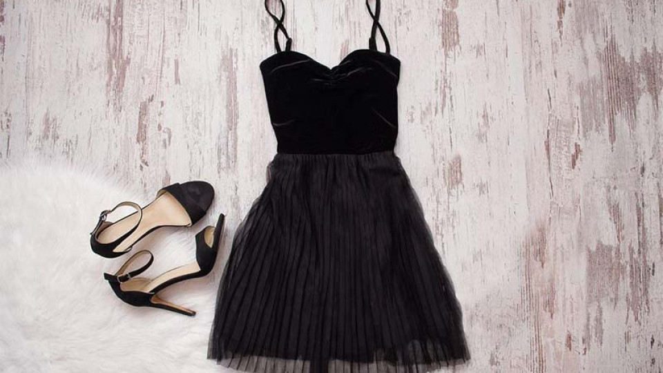 Малката черна рокля - как и с какво да я носим