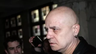 Взрив: Слави Трифонов буквално застреля Емил Кошлуков! (виж тук)