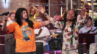 Чернокож певец направо "скри топката" на Слави, Дългия половин час безмълвен