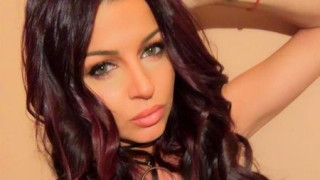 Красивата Дебора заряза гаджето си, за да не празнува с него 8 март