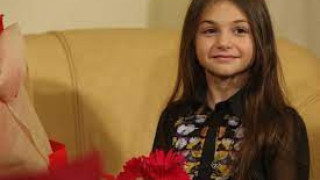 Малката Крисия се затвори в себе си!