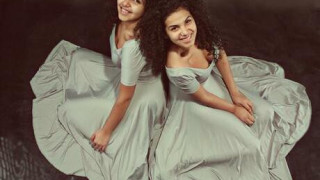 Близначките от "X Factor" лъснаха в скандални кадри!