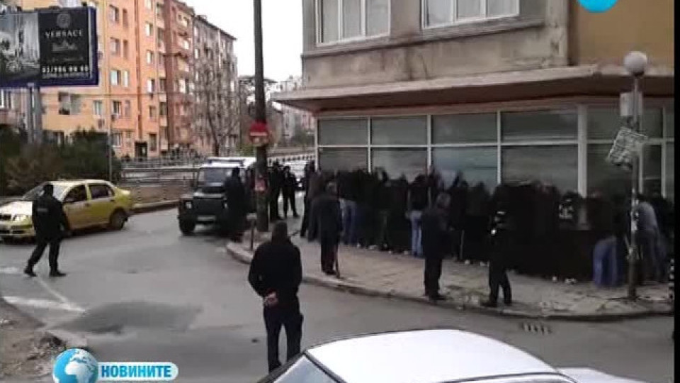 Ужас по софийските улици! Полицията се бие с феновете на Динамо!
