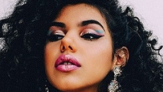 Близначката Алекс от "X Factor" лъсна в скандално видео!