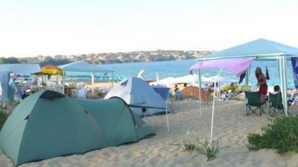 “Free-riders” with tents protest against the order at the Black Sea Coast
