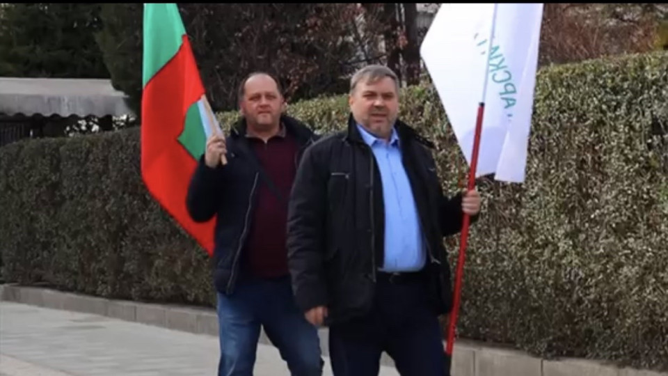 Бивш депутат на Слави го вкара през задния вход в парламента с кампанията “Не подкрепям никого”