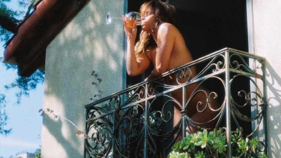 Хали Бери чисто гола на балкона си, пие вино