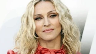 Мадона си забрави полата – лъсна по гащи СНИМКА 18+
