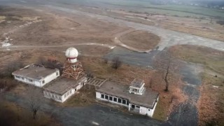 „Пладнешки грабеж“: Върху западнало летище цъфва най-големият фотоволтаик в България