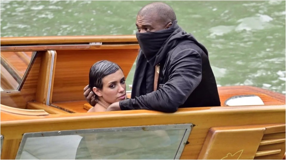 СКАНДАЛ: Жената на Кание Уест му прави френска любов публично във Венеция! (италианците бесни, наказаха ги - СНИМКИ)