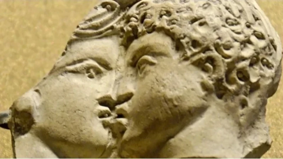 Тайната падна: Ето какво означават целувките в Древна Гърция