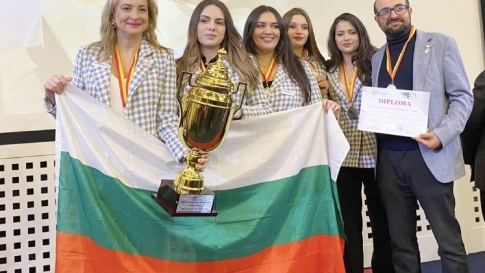 Пет българки са новите царици на европейския шах! И сме най-красиви и сме най-добри!
