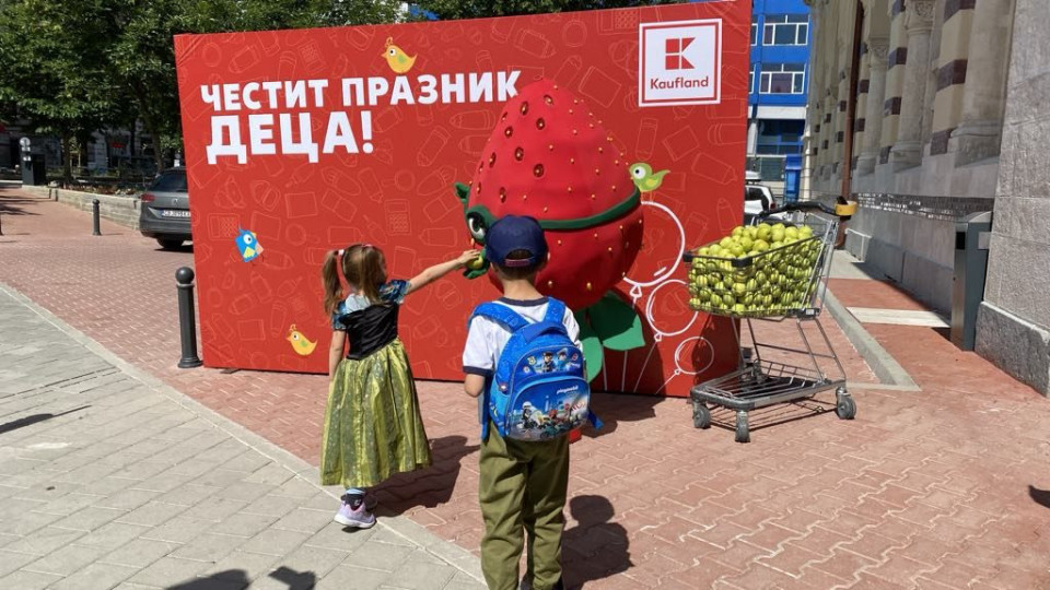 Kaufland раздаде 4.5 тона свежи ябълки на децата в цялата страна