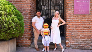 Антония Петрова и Батинков кръстиха сина си: Тоца не била бременна ли?! Защо тогава все крие корема си?! (СНИМКИ)
