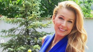 Бившата на Венелин Петков: Щурее по бански с двама мъже!(Снимки)