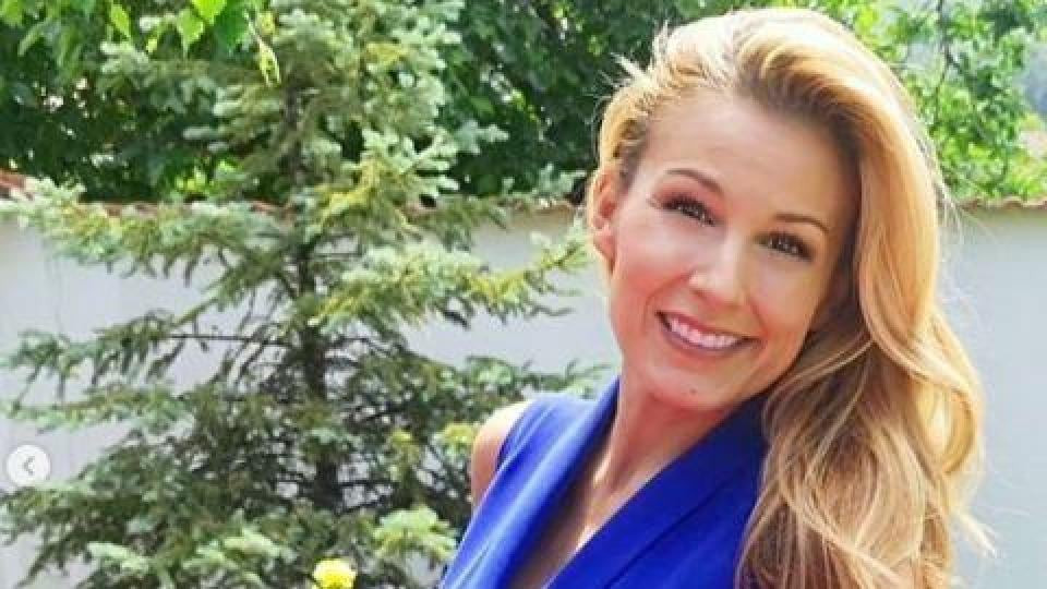 Бившата на Венелин Петков: Щурее по бански с двама мъже!(Снимки)