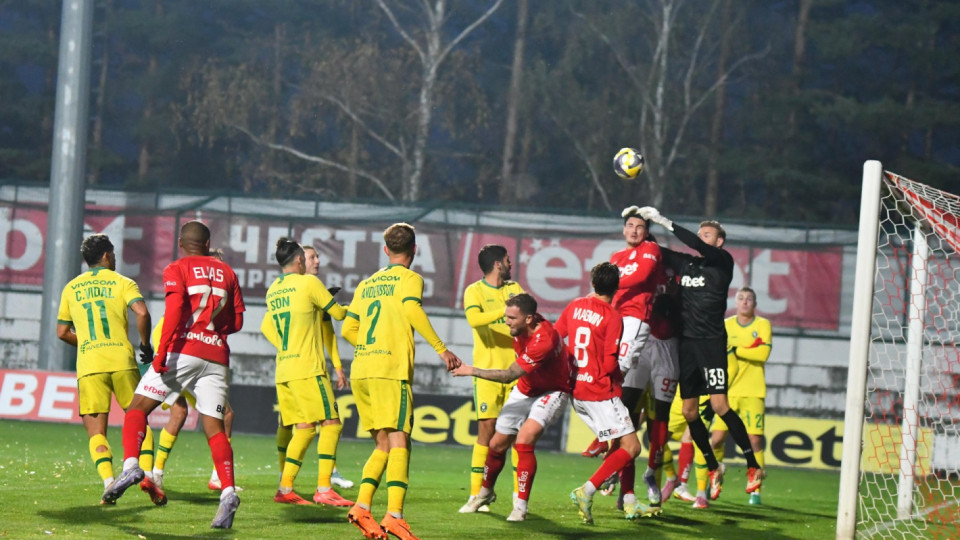 Шампион в нокдаун: Лудогорец отнесе пет гола и вече изостава на 9 точки от върха Шампион в нокдаун: Лудогорец отнесе пет гола и вече изостава на 9 точки от върха