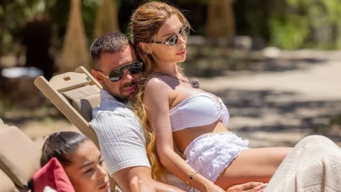 Наглостта й премина границата: Нафуканата Анна-Шермин задъвка и Ицо Стоте манекенки