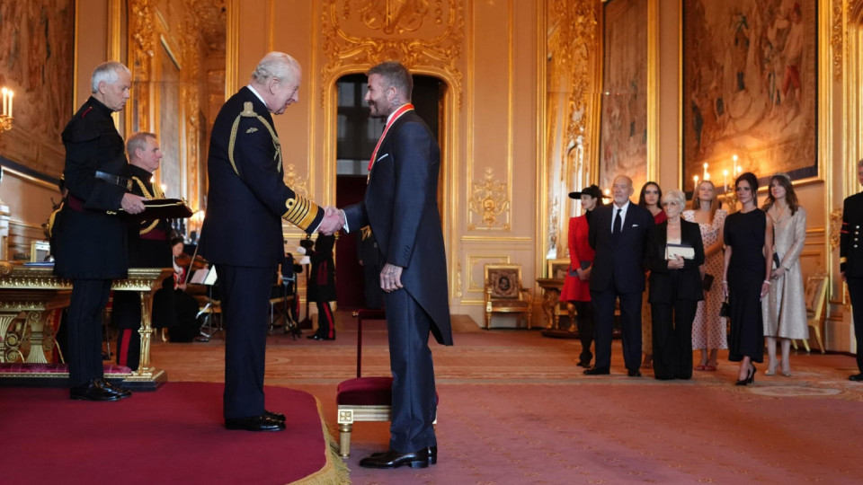 Изправи се, сър Дейвид! Бекъм най-накрая получи мечтаното рицарско звание (снимки)