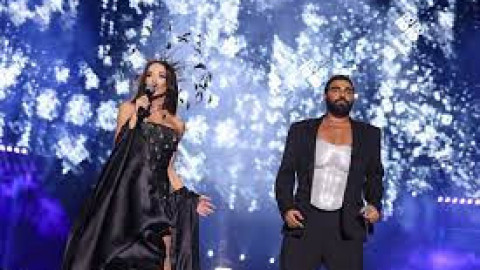 Азис засенчи всички с бюстие и живо пеене на мегаконцерта на Галена