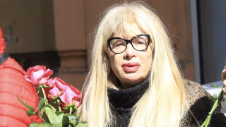 Муки Грубешлиева на 6-ата годишнина от кончината на майка си: Винаги поставям и много цветя на надгробната й плоча