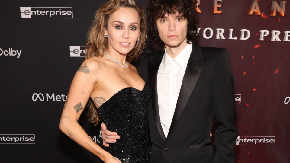 Майли Сайръс се сгоди