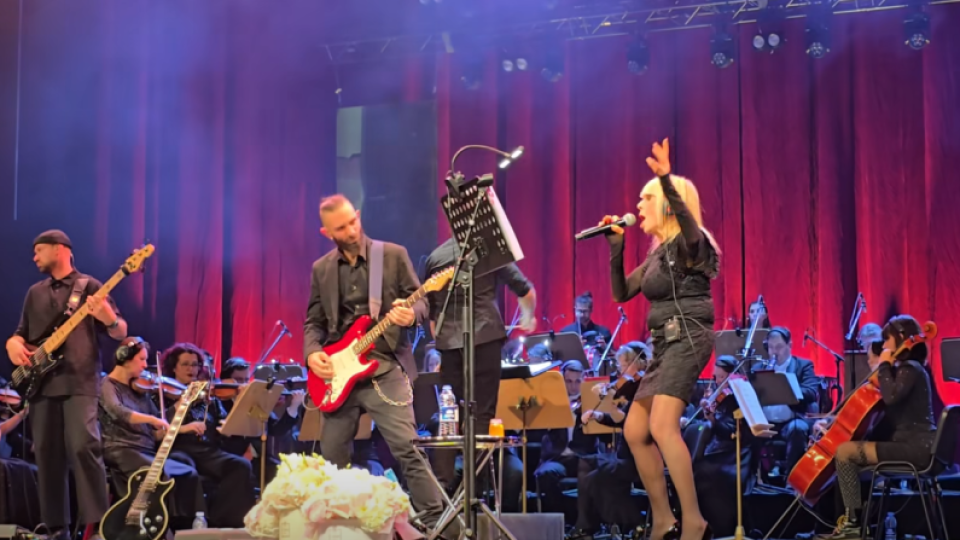 Мижав интерес към Лили, дава билети без пари