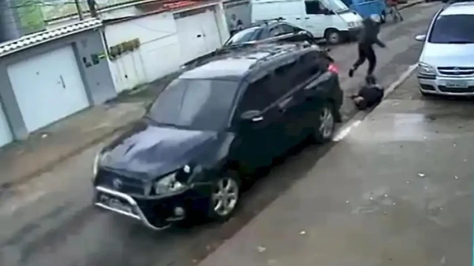 Собственик на кола премаза безпощадно един от крадците по време на грабеж Видео 18+