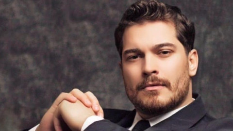 Чаатай Улусой и новата му любов ядат гевреци на стадиона в Йерусалим