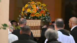 Изпратиха с аплодисменти в последния ѝ път Брижит Бардо (снимки/видео)