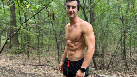 Суета до дупка: Филип Буков не сваля поглед от огледалото дори на сцената