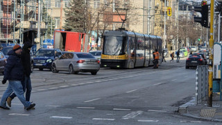Трамвай дерайлира на заледени релси в центъра на София (снимки)