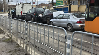 Зрелищен верижен сблъсък между 4 коли, бус и автобус на голям столичен булевард (снимки)