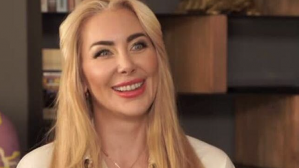 Лукс и показност: Батинкови облякоха бебето в марково бяло за Нова година, докато ги псуват за клипа! (ГАЛЕРИЯ СНИМКИ)