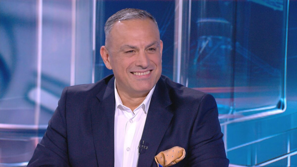 Юксел Кадриев едва се събира в малка кола за 50 бона: Китайско менте или лукс?